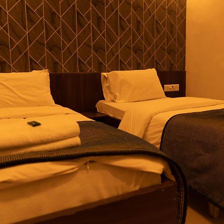 Hotel The Flamboyant Natraj à Bharuch Extérieur photo