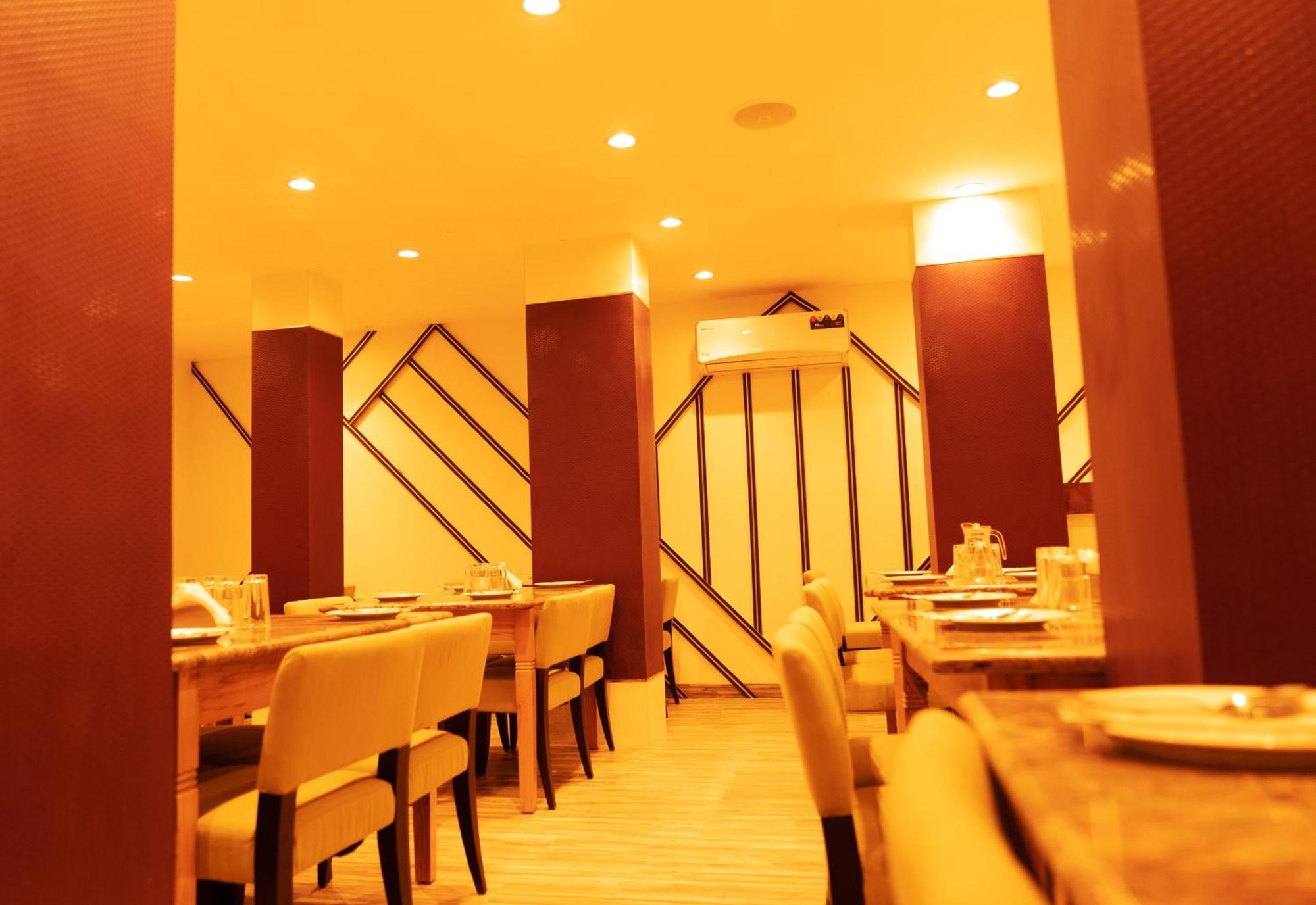 Hotel The Flamboyant Natraj à Bharuch Extérieur photo