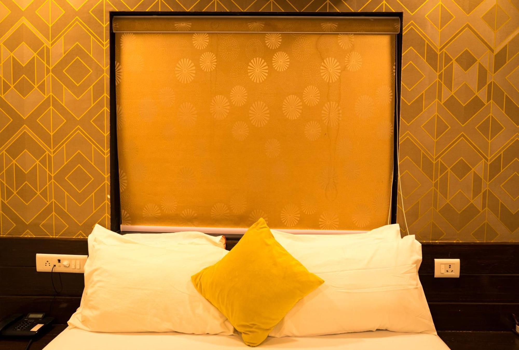 Hotel The Flamboyant Natraj à Bharuch Extérieur photo