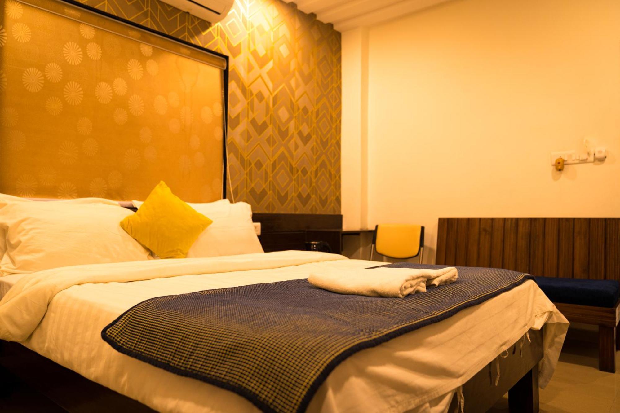 Hotel The Flamboyant Natraj à Bharuch Extérieur photo